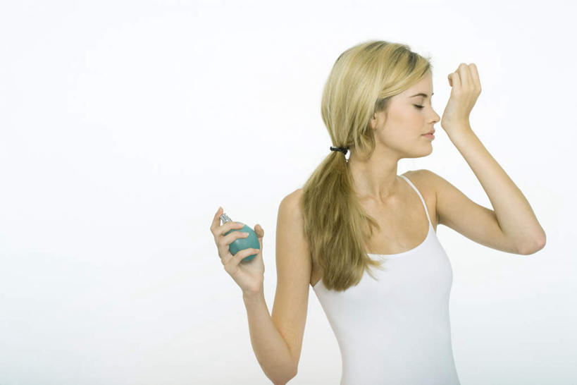 西方人,一个人,站,闭眼,横图,室内,特写,白天,白色背景,正面,吊带,欧洲,欧洲人,仅一个年轻女性,仅一个女性,仅一个人,握,拿,拿着,吊带衫,闻,站着,香水,握着,摄影,影棚,嗅,年轻女性,女人,女性,白种人,闭眼睛,闭着眼,闭着眼睛,站立,半身,彩图,影棚拍摄,拍摄