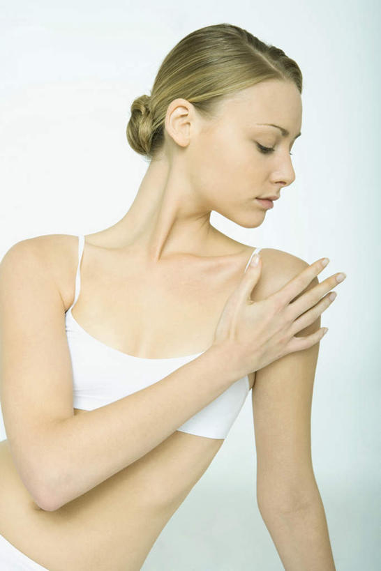 西方人,一个人,坐,竖图,室内,特写,白天,白色背景,正面,欧洲,欧洲人,仅一个年轻女性,仅一个女性,仅一个人,撑,涂抹,注视,观察,看,摄影,影棚,观看,抹,察看,撑着,关注,年轻女性,女人,女性,白种人,坐着,半身,彩图,影棚拍摄,拍摄