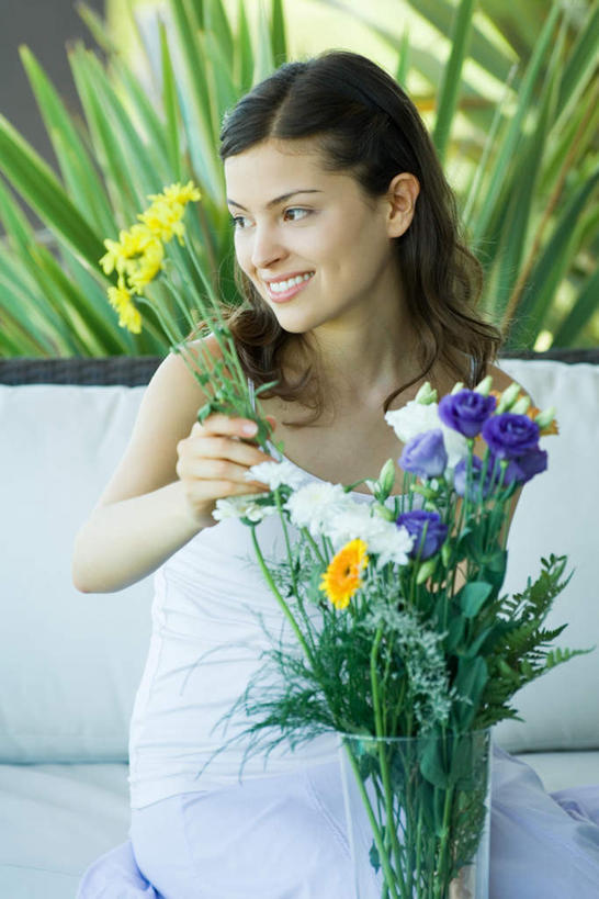西方人,一个人,坐,笑,微笑,露齿笑,竖图,室外,白天,正面,旅游,度假,植物,沙发,欧洲,欧洲人,仅一个年轻女性,仅一个女性,仅一个人,许多,握,服装,朦胧,模糊,盛开,盆栽,花道,玛格丽特,盆景,拿,花蕾,拿着,注视,休闲装,娱乐,雏菊,花,花瓣,花朵,鲜花,衣服,绿色,自然,插花,花苞,花蕊,观察,看,享受,休闲,休闲服,菊花,放松,握着,服饰,生长,成长,观看,察看,关注,户外运动,布艺沙发,延命菊,幸福花,春菊,马兰头花,年轻女性,女人,女性,白种人,坐着,半身,彩图