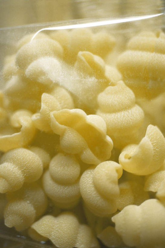 面食,面条,意大利面,无人,竖图,俯视,室内,特写,白天,白色背景,西餐,餐桌,桌子,一堆,许多,堆叠,堆积,朦胧,模糊,面,料理,食品,塑料袋,食物,黄色,西式,摄影,影棚,餐台,堆,保鲜袋,彩图,高角度拍摄,影棚拍摄,拍摄