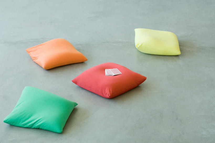 无人,横图,俯视,室内,特写,白天,游戏,赌博,贪欲,竞争,靠垫,静物,纸牌,玩具,扑克,许多,靠枕,地面,娱乐,刺激,黄色,红色,绿色,垫子,枕头,四个,橙色,消遣,赌具,投机,侥幸,欲望,玩耍,彩图,高角度拍摄,胜负,输赢