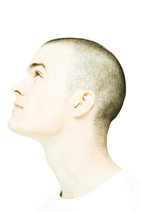 西方人,一个人,竖图,室内,特写,白天,白色背景,正面,欧洲,欧洲人,仅一个男性,仅一个人,注视,仅一个年轻男性,看,摄影,影棚,关注,男人,男性,年轻男性,白种人,抬头,仰头,半身,彩图,影棚拍摄,拍摄