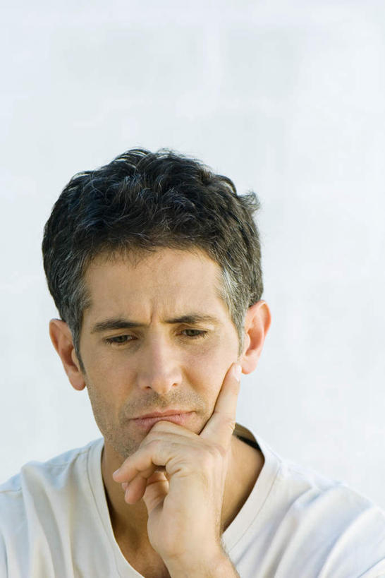 西方人,脸,头,脸颊,一个人,竖图,室内,白天,白色背景,正面,欧洲,欧洲人,仅一个男性,仅一个人,仅一个中年男性,撑,托腮,托,思考,思索,想,摄影,影棚,托下巴,男人,男性,中年男性,白种人,头部,脸部,脸蛋,面部,半身,彩图,影棚拍摄,拍摄