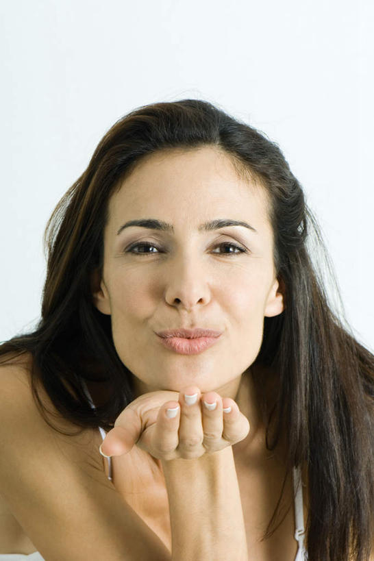 西方人,脸,头,脸颊,头发,一个人,竖图,室内,特写,白天,白色背景,正面,欧洲,欧洲人,仅一个年轻女性,仅一个女性,仅一个人,黑色,吹,摄影,影棚,年轻女性,女人,女性,白种人,头部,脸部,脸蛋,面部,半身,彩图,影棚拍摄,拍摄