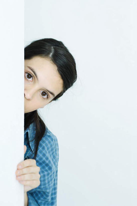 西方人,脸,头,脸颊,头发,一个人,竖图,室内,特写,白天,白色背景,正面,欧洲,欧洲人,仅一个年轻女性,仅一个女性,仅一个人,躲藏,黑色,摄影,影棚,藏,年轻女性,女人,女性,白种人,头部,脸部,脸蛋,面部,半身,彩图,影棚拍摄,拍摄