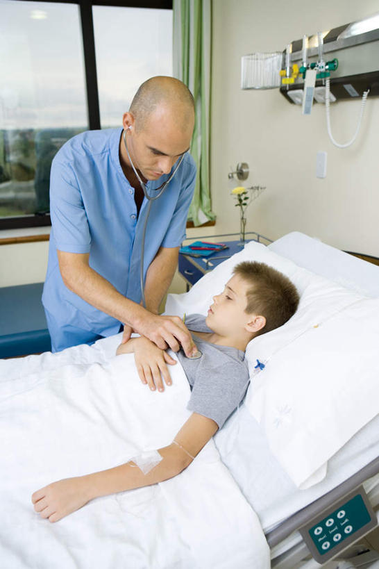 儿童,两个人,医生,病人,医院,站,躺,竖图,俯视,室内,白天,纯洁,窗户,床,阴影,盛开,反射,影子,床单,花蕾,被子,玻璃窗,花,花瓣,花朵,鲜花,一朵,小孩,听诊器,花苞,花蕊,按,站着,医护人员,医疗人员,可爱,童年,童趣,单人床,医疗设备,被单,按着,童真,烂漫,无邪,医疗机构,卧着,天真,男孩,男人,男性,年轻男性,孩子,大夫,患者,就医者,躺着,卧,站立,半身,彩图,高角度拍摄,病院,诊所,男生