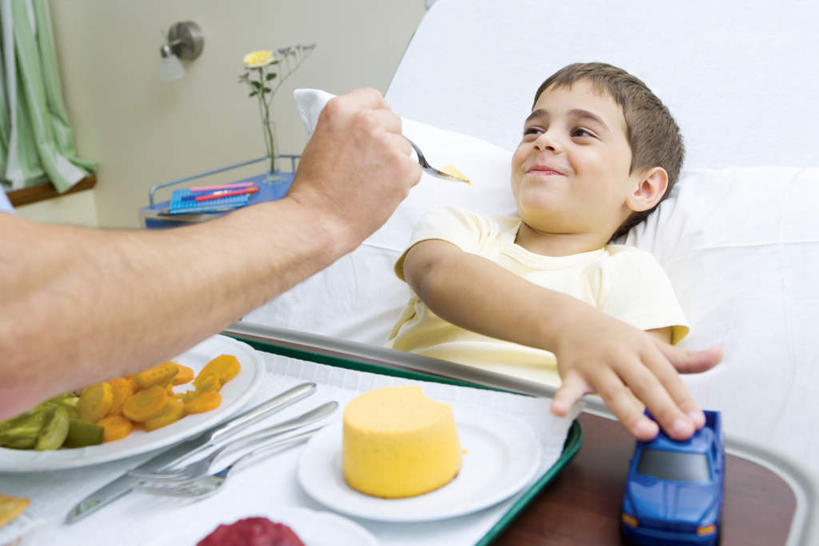 儿童,两个人,病人,医院,躺,吃,横图,室内,白天,正面,烹饪,西餐,游戏,纯洁,窗帘,床,柜子,卡车,汽车,玩具,喂食,握,勺子,料理,食品,床单,拿,玩,拿着,娱乐,被子,菜肴,美食,车,食物,小孩,橱柜,调羹,汤匙,交通工具,休闲,可爱,童年,童趣,西式,喂,握着,单人床,佳肴,被单,童真,烂漫,无邪,医疗机构,蛋羹,卧着,天真,男孩,男人,男性,年轻男性,孩子,患者,就医者,嚼,食,躺着,玩耍,卧,嬉戏,半身,彩图,病院,诊所,男生