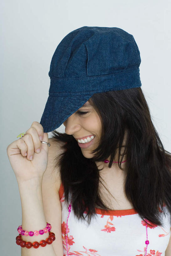 西方人,脸,头,脸颊,头发,一个人,笑,微笑,露齿笑,竖图,室内,特写,白天,白色背景,正面,帽子,欧洲,欧洲人,仅一个年轻女性,仅一个女性,仅一个人,黑色,遮阳帽,摄影,影棚,按住,按着,年轻女性,女人,女性,白种人,头部,脸部,脸蛋,面部,半身,彩图,影棚拍摄,拍摄