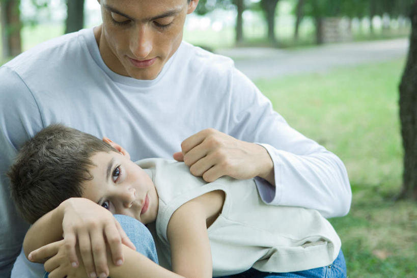 西方人,儿童,两个人,父亲,儿子,坐,横图,室外,白天,正面,旅游,度假,纯洁,草地,草坪,树林,植物,欧洲,欧洲人,阴影,光线,影子,娱乐,草,树,树木,小孩,绿色,阳光,自然,看,趴着,享受,休闲,父子,放松,父爱,可爱,童年,童趣,生长,成长,关心,户外运动,童真,烂漫,无邪,天真,男孩,男人,男性,年轻男性,白种人,孩子,趴,坐着,半身,彩图,男生