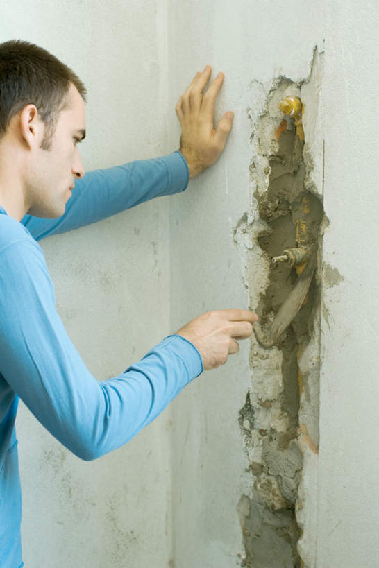 西方人,一个人,竖图,室内,白天,正面,装修,欧洲,欧洲人,仅一个男性,仅一个人,撑,墙,装潢,墙壁,墙面,仅一个年轻男性,观察,查看,撑着,男人,男性,年轻男性,白种人,设计,半身,彩图