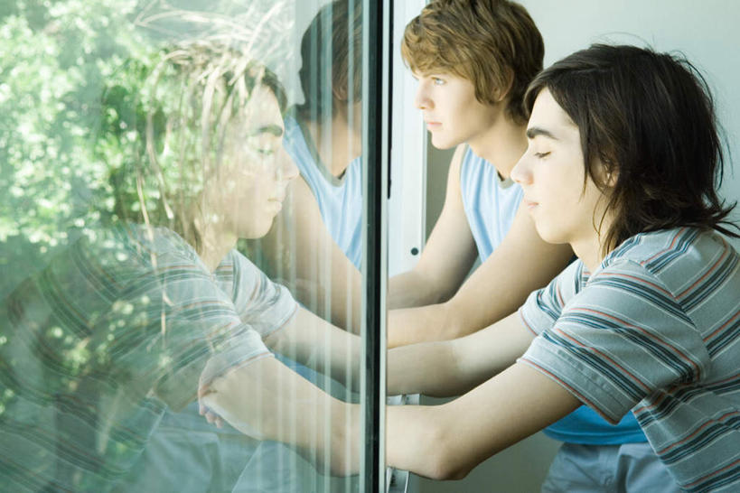 西方人,两个人,伙伴,朋友,站,横图,室内,白天,侧面,友谊,窗户,落地窗,欧洲,欧洲人,服装,注视,休闲装,玻璃窗,衣服,观察,看,站着,休闲,思考,休闲服,思索,想,服饰,观看,察看,关注,友情,男人,男性,年轻男性,白种人,站立,半身,彩图