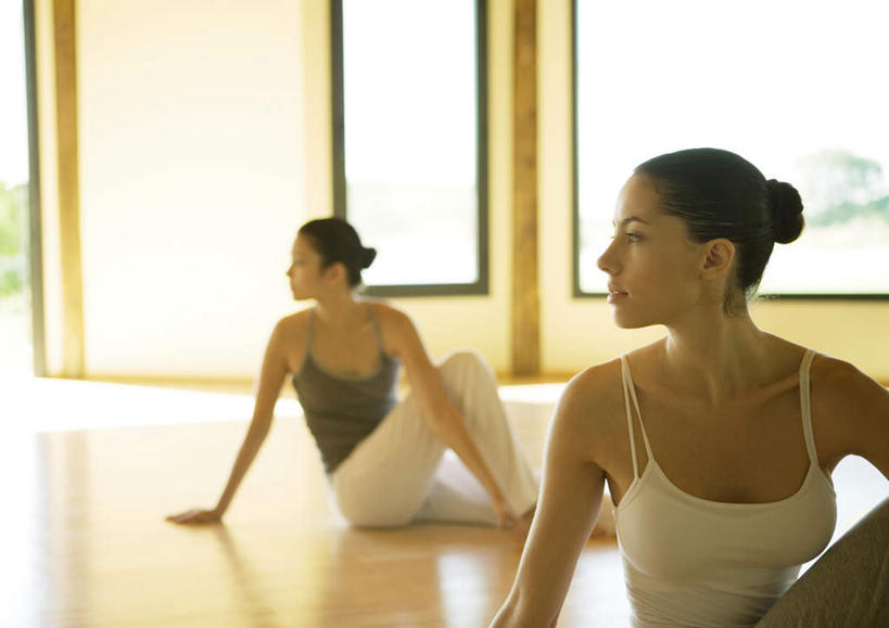 西方人,两个人,坐,横图,室内,白天,正面,运动服,锻炼,瑜伽,运动,窗户,地板,欧洲,欧洲人,撑,阴影,服装,朦胧,模糊,光线,影子,地面,注视,休闲装,木地板,玻璃窗,衣服,观察,看,休闲,休闲服,养生,服饰,观看,察看,撑着,关注,瑜伽服,舞蹈房,瑜伽馆,练功房,体育,年轻女性,女人,女性,白种人,坐着,半身,彩图,健身