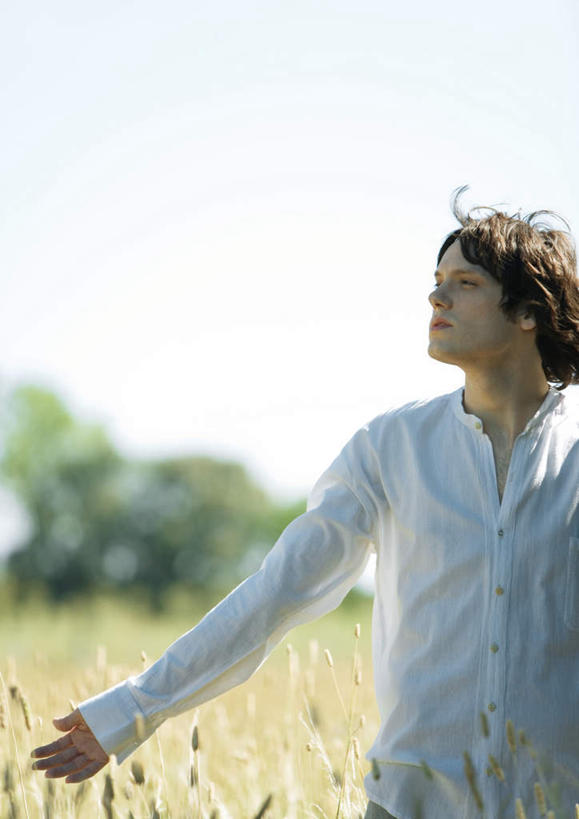 西方人,一个人,农田,走,摸,竖图,室外,白天,正面,旅游,度假,庄稼,美景,植物,欧洲,欧洲人,仅一个男性,仅一个人,抚摸,服装,景观,休闲装,娱乐,树,树木,仅一个年轻男性,衣服,绿色,自然,享受,休闲,休闲服,景色,放松,服饰,生长,成长,自然风光,户外运动,男人,男性,年轻男性,白种人,步行,触摸,接触,散步,走路,半身,彩图,耕地,庄稼田