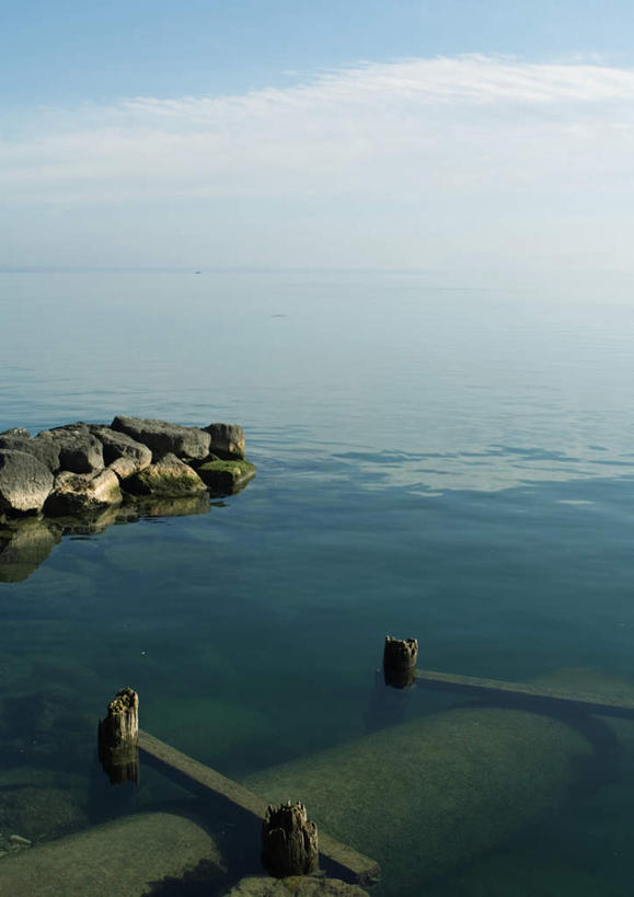 无人,竖图,室外,白天,正面,旅游,度假,海浪,海洋,礁石,石头,美景,波纹,石子,景观,浪花,水平线,云,云朵,辽阔,海平线,涟漪,云彩,娱乐,蓝色,白云,倒影,蓝天,水纹,天空,自然,海水,波浪,天,享受,休闲,广阔,木桩,景色,安静,放松,晴朗,一望无际,倒映,自然风光,海景,水晕,无边无际,一马平川,反照,寂静,大海,风浪,海,海水的波动,礁,近岸浪,石块,岩石,涌浪,晴空,彩图,水天相接,水天一线,桩子