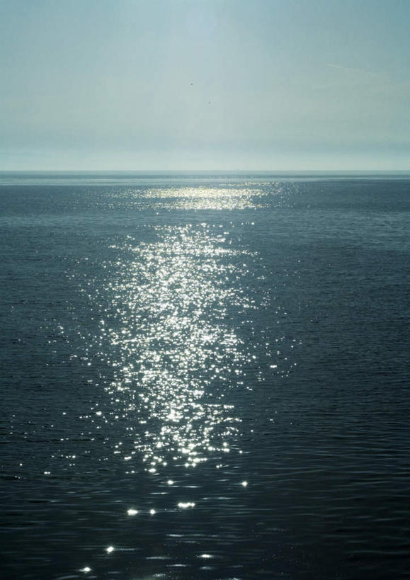 无人,竖图,室外,白天,正面,旅游,度假,海浪,海洋,美景,阴影,波纹,反射,影子,景观,浪花,水平线,辽阔,海平线,涟漪,娱乐,蓝色,倒影,蓝天,水纹,天空,自然,海水,波浪,天,享受,休闲,广阔,景色,安静,放松,晴朗,一望无际,倒映,自然风光,海景,万里无云,水晕,无边无际,一马平川,反照,寂静,大海,风浪,海,海水的波动,近岸浪,涌浪,晴空,晴空万里,彩图,水天相接,水天一线