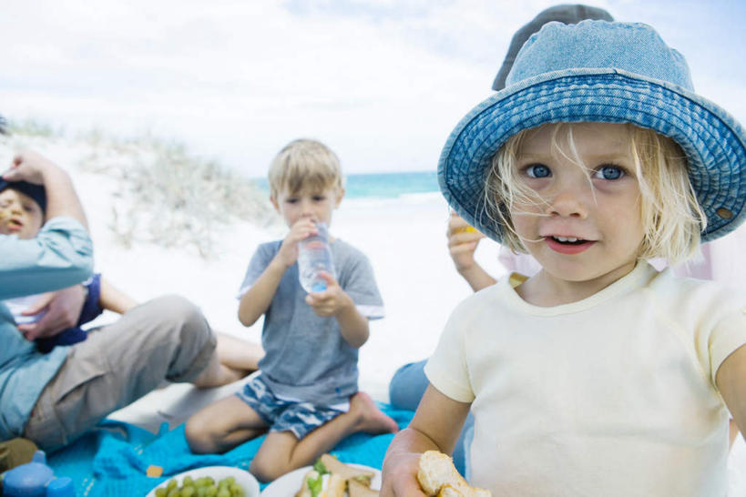 西方人,儿童,四个人,家庭,夫妻,母亲,父亲,女儿,儿子,横图,室外,白天,正面,爱情,旅游,度假,烹饪,西餐,纯洁,海浪,海洋,美景,沙滩,苹果,餐具,欧洲,欧洲人,服装,碟子,壶,盘,沙子,海岸,景观,浪花,水平线,云,云朵,辽阔,三明治,料理,食品,海平线,沙地,浪漫,云彩,注视,休闲装,娱乐,菜肴,美食,水壶,食物,小孩,衣服,蓝色,白云,蓝天,天空,自然,海水,盘子,茶壶,碟,天,观察,看,享受,休闲,广阔,温暖,温馨,父女,父子,母女,母子,一家人,休闲服,景色,恩爱,放松,父爱,可爱,母爱,童年,童趣,西式,恋人,服饰,佳肴,晴朗,观看,一望无际,和睦,察看,关注,自然风光,海景,童真,烂漫,无邪,三文治,无边无际,一马平川,天真,男孩,男人,男性,年轻男性,年轻女性,女孩,女人,女性,白种人,孩子,年轻人,夫妇,情侣,大海,风浪,海,海水的波动,海滩,近岸浪,涌浪,晴空,半身,彩图,伴侣,融洽,水天相接,水天一线,男生,女生