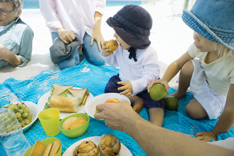 点心,西方人,儿童,老年人,四个人,家庭,夫妻,祖母,祖父,跪,吃,横图,室外,白天,正面,爱情,旅游,度假,烹饪,下午茶,西餐,纯洁,海浪,海洋,美景,沙滩,苹果,餐具,水果,欧洲,欧洲人,握,咬,服装,碟子,盘,沙子,海岸,景观,浪花,水平线,云,云朵,辽阔,三明治,料理,食品,海平线,沙地,浪漫,拿,云彩,拿着,注视,休闲装,娱乐,菜肴,美食,食物,糕点,小孩,衣服,蓝色,白云,蓝天,天空,自然,海水,盘子,碟,天,观察,看,享受,休闲,广阔,温暖,温馨,一家人,休闲服,景色,恩爱,放松,可爱,童年,童趣,西式,握着,恋人,服饰,佳肴,晴朗,奶奶,爷爷,观看,祖孙,一望无际,咬着,和睦,察看,关注,自然风光,海景,童真,烂漫,无邪,外婆,外孙女,外祖母,三文治,外公,外祖父,外孙,外孙子,无边无际,一马平川,天真,老年男性,老年女性,男孩,男人,男性,女孩,女人,女性,白种人,孩子,夫妇,情侣,孙女,孙子,大海,风浪,海,海水的波动,海滩,近岸浪,涌浪,晴空,跪着,嚼,食,半身,彩图,伴侣,融洽,水天相接,水天一线,蛋糕,男生,女生
