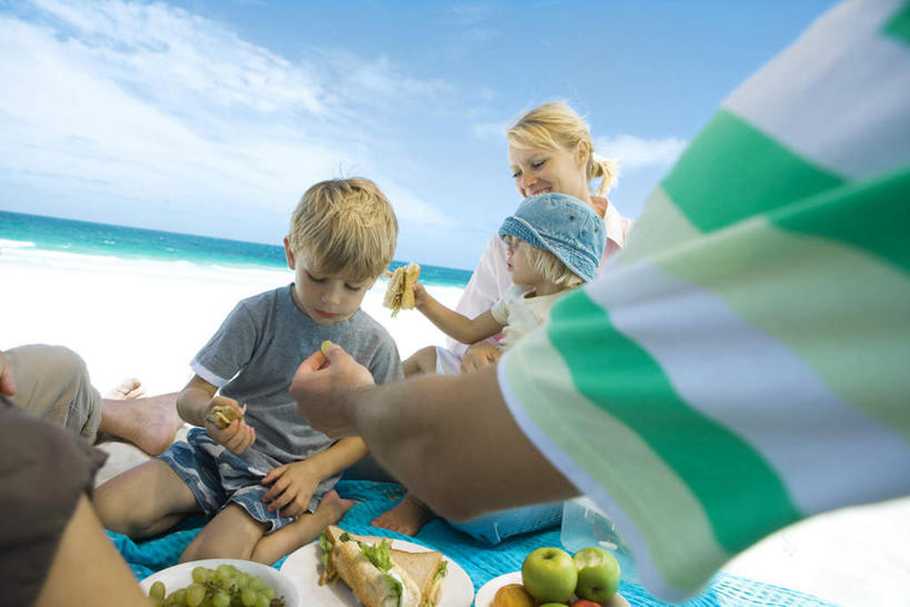 点心,西方人,儿童,四个人,家庭,夫妻,母亲,父亲,女儿,儿子,跪,吃,横图,室外,白天,正面,爱情,旅游,度假,烹饪,下午茶,西餐,纯洁,海浪,海洋,美景,沙滩,苹果,餐具,水果,欧洲,欧洲人,握,咬,服装,碟子,盘,沙子,海岸,景观,浪花,水平线,云,云朵,辽阔,三明治,料理,食品,海平线,沙地,浪漫,拿,云彩,拿着,注视,休闲装,娱乐,菜肴,美食,食物,糕点,小孩,衣服,蓝色,白云,蓝天,天空,自然,海水,盘子,碟,天,观察,看,享受,休闲,广阔,温暖,温馨,父女,父子,母女,母子,一家人,休闲服,景色,恩爱,放松,父爱,可爱,母爱,童年,童趣,西式,握着,恋人,服饰,佳肴,晴朗,观看,一望无际,咬着,和睦,察看,关注,自然风光,海景,童真,烂漫,无邪,三文治,无边无际,一马平川,天真,男孩,男人,男性,年轻男性,年轻女性,女孩,女人,女性,白种人,孩子,年轻人,夫妇,情侣,大海,风浪,海,海水的波动,海滩,近岸浪,涌浪,晴空,跪着,嚼,食,半身,彩图,伴侣,融洽,水天相接,水天一线,蛋糕,男生,女生