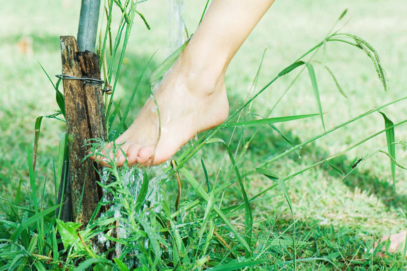 西方人,腿部,脚,脚趾,脚趾甲,腿,一个人,横图,俯视,室外,特写,白天,旅游,度假,草地,草坪,水,植物,欧洲,欧洲人,仅一个年轻女性,仅一个女性,仅一个人,阴影,光线,液体,影子,景观,水滴,娱乐,水管,草,绿色,阳光,自然,享受,休闲,景色,放松,自然风光,年轻女性,女人,女性,白种人,脚指甲,半身,彩图,高角度拍摄