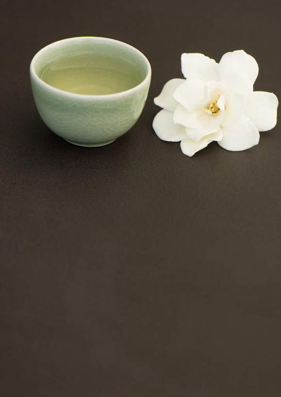 无人,竖图,俯视,室外,白天,爱情,旅游,度假,美景,餐桌,桌子,杯子,盛开,瓷器,景观,栀子花,陶瓷制品,花蕾,娱乐,花,花瓣,花朵,鲜花,一朵,自然,花苞,花蕊,享受,休闲,景色,放松,摄影,影棚,餐台,栀子,坚强,自然风光,瓷杯,永恒,守候,黄栀,黄栀子,山栀,山栀子,茶杯,彩图,高角度拍摄,影棚拍摄,拍摄