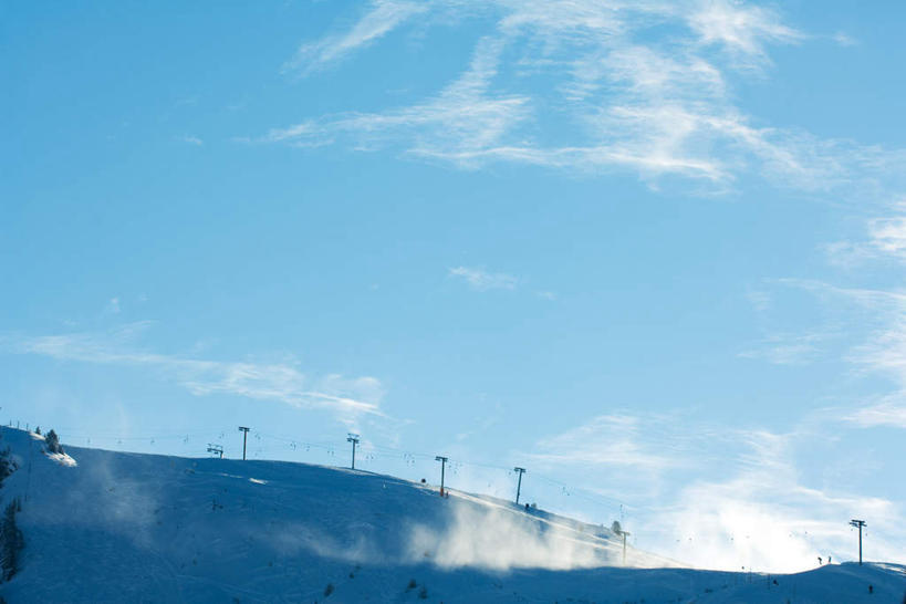 无人,横图,室外,白天,仰视,旅游,度假,美景,雪,大雪,积雪,景观,雪景,云,云朵,冬天,云彩,娱乐,缆车,蓝色,白云,蓝天,天空,自然,交通工具,天,享受,休闲,景色,放松,晴朗,自然风光,索道,缆索铁路,晴空,彩图,低角度拍摄