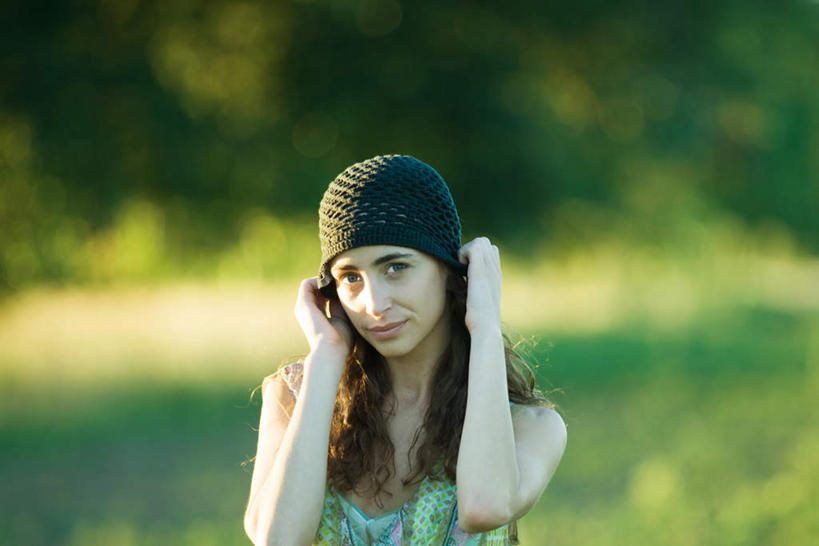 西方人,一个人,横图,室外,白天,正面,旅游,度假,信用卡,帽子,欧洲,欧洲人,仅一个年轻女性,仅一个女性,仅一个人,服装,朦胧,模糊,拿,拿着,休闲装,娱乐,衣服,黑色,享受,休闲,休闲服,卡,放松,储蓄卡,服饰,绒线帽,银行卡,年轻女性,女人,女性,白种人,半身,彩图