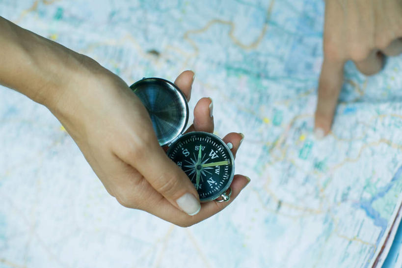 西方人,一个人,横图,俯视,室外,特写,白天,仪器,科技,海底,地图,欧洲,欧洲人,仅一个年轻女性,仅一个女性,仅一个人,握,朦胧,模糊,科学,拿,拿着,方向,历史,文化,按,祈祷,指南针,指示,握着,许愿,宗教,地理,信仰,罗盘,祈求,吉祥,科学技术,指向,风水,按着,司南,阴阳,发明,天池,吉凶,吉利,晦气,不祥,倒霉,霉运,恶兆,凶险,顶针,玻璃盖,磁针,海底线,罗经,罗盘针,内盘,日圭,基准,外盘,园柱形外盒,平安,年轻女性,女人,女性,白种人,半身,彩图,高角度拍摄,地质