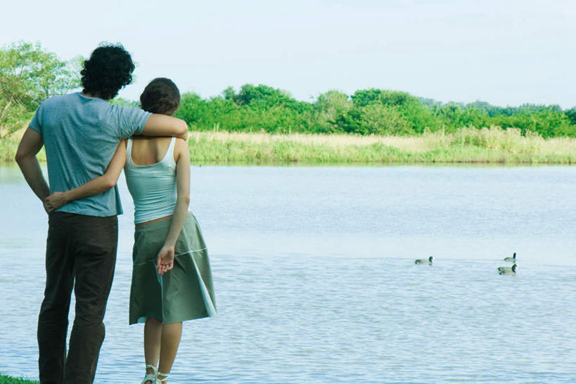 西方人,两个人,夫妻,站,抱,横图,室外,白天,正面,爱情,旅游,度假,草地,草坪,河流,树林,水,植物,鸟,欧洲,欧洲人,三只,阴影,朦胧,模糊,光线,鸟类,水鸟,鸭子,影子,河水,水流,浪漫,娱乐,草,树,树木,绿色,阳光,自然,站着,享受,休闲,恩爱,放松,恋人,生长,成长,抱着,水禽,禽类,搂着,男人,男性,年轻男性,年轻女性,女人,女性,白种人,情侣,怀抱,搂,搂抱,相抱,拥抱,半身,彩图,伴侣