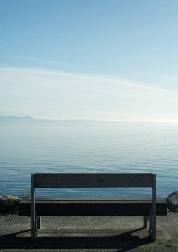 无人,竖图,室外,白天,正面,旅游,度假,湖,湖泊,美景,山,山脉,水,椅子,瑞士,欧洲,阴影,影子,木椅,湖面,景观,山峰,水流,水面,水平线,辽阔,海平线,山峦,娱乐,自然,湖水,群山,享受,休闲,广阔,景色,放松,一望无际,自然风光,中欧,瑞士联邦,无边无际,一马平川,彩图,水天相接,水天一线