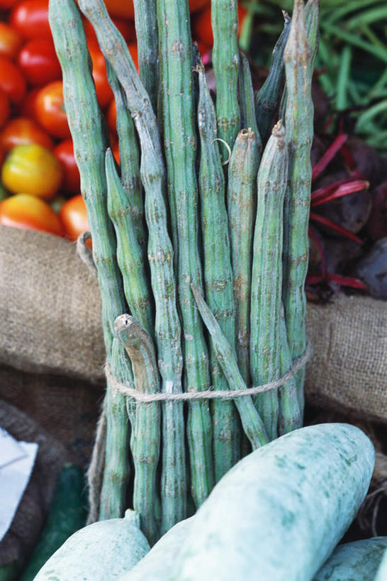 无人,菜场,竖图,俯视,室内,特写,白天,购物,消费,萝卜,白萝卜,芦笋,蔬菜,西红柿,一堆,许多,堆叠,堆积,朦胧,模糊,纸箱,集市,市场,豇豆,箱子,金融,有机食品,绿色食品,堆,选购,贸易,包装箱,菜市,猪尾巴,药鸡豆子,石刁柏,蚂蚁杆,龙须菜,狼尾巴根,莱菔,番茄,彩图,高角度拍摄,菜市场