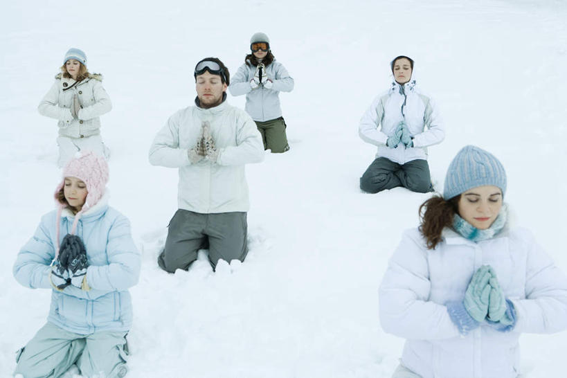 西方人,儿童,伙伴,朋友,跪,横图,室外,白天,正面,旅游,度假,友谊,纯洁,雪,大雪,帽子,欧洲,欧洲人,积雪,雪景,冬天,许多人,祝福,娱乐,虔诚,小孩,祈祷,双手合十,一群人,享受,休闲,放松,可爱,童年,童趣,绒线帽,感谢,童真,烂漫,无邪,合十礼,合掌礼,合十,莲华合掌,感恩,天真,友情,男人,男性,年轻男性,年轻女性,女孩,女人,女性,白种人,跪着,半身,彩图,男生,女生