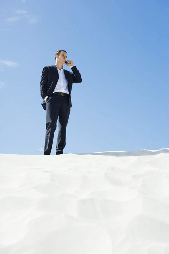 西方人,一个人,商务人士,商务男性,站,打电话,竖图,室外,白天,正面,衬衫,旅游,度假,沙滩,电话,手机,欧洲,欧洲人,仅一个男性,仅一个人,握,阴影,套装,光线,沙子,影子,海岸,云,云朵,沙地,拿,云彩,拿着,娱乐,通讯设备,仅一个年轻男性,蓝色,白云,蓝天,天空,阳光,天,站着,享受,休闲,放松,握着,晴朗,商务装,工薪阶层,单手抄兜,单手放兜,交流,男人,男性,年轻男性,白种人,白领,上班族,海滩,晴空,插兜,沟通,手插兜,手放口袋,通话,站立,彩图,全身,衬衣,手抄兜