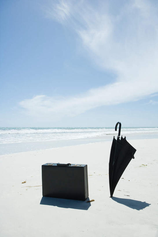 无人,竖图,室外,白天,正面,安全,海浪,海洋,沙滩,手提箱,一把,阴影,光线,伞,沙子,影子,雨伞,遮阳伞,海岸,浪花,水平线,云,云朵,辽阔,海平线,沙地,云彩,阳伞,一个,蓝色,黑色,白云,蓝天,天空,阳光,海水,箱子,天,广阔,晴朗,单个,保护,一望无际,保险,私密,海景,密码箱,无边无际,一马平川,大海,风浪,海,海水的波动,海滩,近岸浪,涌浪,晴空,彩图,水天相接,水天一线