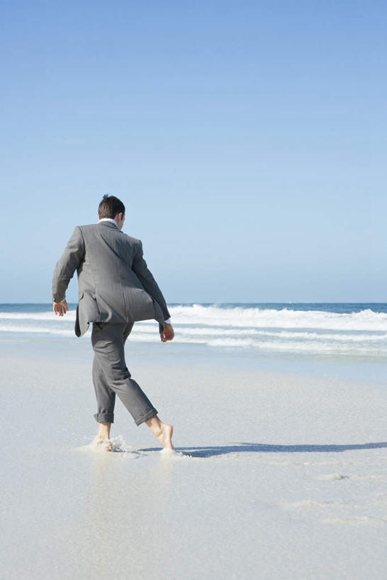 西方人,一个人,商务人士,商务男性,走,竖图,室外,白天,衬衫,旅游,度假,海浪,海洋,沙滩,欧洲,欧洲人,仅一个男性,仅一个人,阴影,套装,光线,沙子,影子,海岸,浪花,水平线,云,云朵,辽阔,海平线,沙地,云彩,娱乐,仅一个年轻男性,背面,蓝色,白云,蓝天,天空,阳光,海水,天,享受,休闲,广阔,放松,晴朗,一望无际,商务装,海景,工薪阶层,无边无际,一马平川,男人,男性,年轻男性,白种人,白领,上班族,大海,风浪,海,海水的波动,海滩,近岸浪,涌浪,晴空,步行,散步,走路,彩图,全身,衬衣,水天相接,水天一线