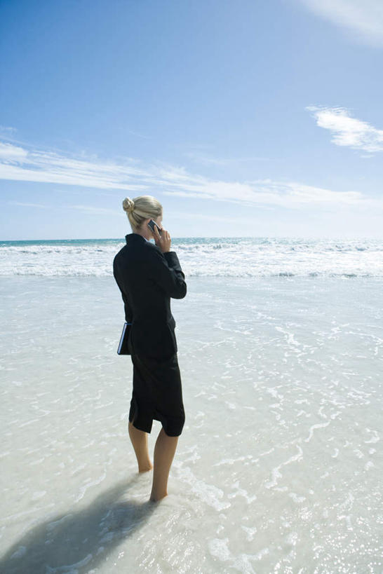 西方人,一个人,商务人士,商务女性,站,打电话,竖图,室外,白天,旅游,度假,海浪,海洋,沙滩,电话,手机,欧洲,欧洲人,仅一个年轻女性,仅一个女性,仅一个人,握,阴影,套装,光线,沙子,影子,海岸,浪花,水平线,云,云朵,辽阔,海平线,沙地,拿,云彩,拿着,娱乐,通讯设备,背面,蓝色,白云,蓝天,天空,阳光,海水,天,站着,享受,休闲,广阔,放松,握着,晴朗,一望无际,商务装,海景,工薪阶层,无边无际,一马平川,交流,年轻女性,女人,女性,白种人,白领,上班族,大海,风浪,海,海水的波动,海滩,近岸浪,涌浪,晴空,沟通,通话,站立,彩图,全身,水天相接,水天一线