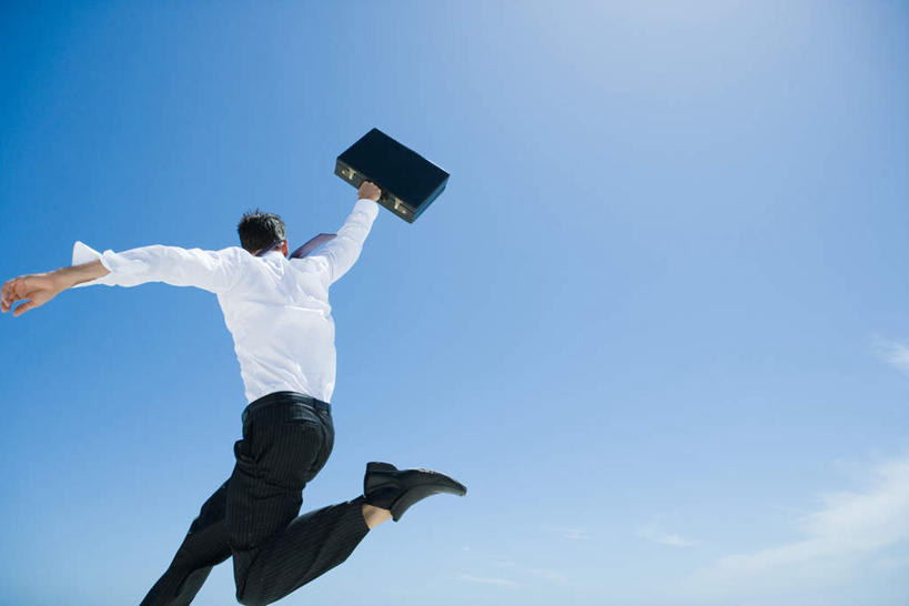 西方人,一个人,商务人士,商务男性,横图,室外,白天,仰视,衬衫,旅游,度假,欧洲,欧洲人,仅一个男性,仅一个人,套装,包,公文包,云,云朵,云彩,娱乐,仅一个年轻男性,蓝色,白云,蓝天,天空,天,享受,休闲,放松,晴朗,公事包,商务装,工薪阶层,男人,男性,年轻男性,白种人,白领,上班族,晴空,半身,彩图,低角度拍摄,衬衣