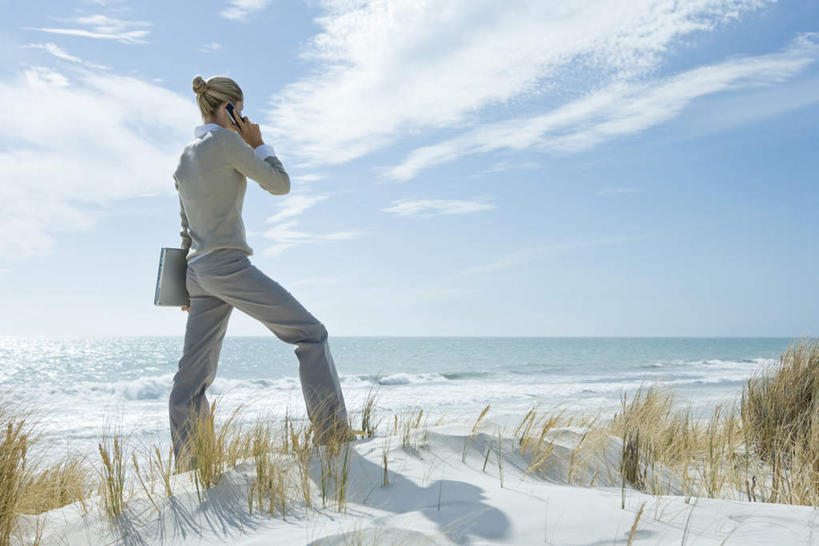 西方人,一个人,商务人士,商务女性,站,打电话,横图,室外,白天,旅游,度假,海浪,海洋,沙滩,植物,电话,手机,欧洲,欧洲人,仅一个年轻女性,仅一个女性,仅一个人,握,套装,枯萎,材料,档案,沙子,文件,海岸,浪花,水平线,云,云朵,辽阔,枯草,海平线,沙地,拿,云彩,拿着,娱乐,通讯设备,草,背面,黄色,蓝色,白云,蓝天,天空,海水,资料,天,站着,享受,休闲,广阔,放松,握着,晴朗,一望无际,文档,商务装,海景,工薪阶层,无边无际,一马平川,交流,年轻女性,女人,女性,白种人,白领,上班族,大海,风浪,海,海水的波动,海滩,近岸浪,涌浪,晴空,沟通,通话,站立,彩图,全身,水天相接,水天一线