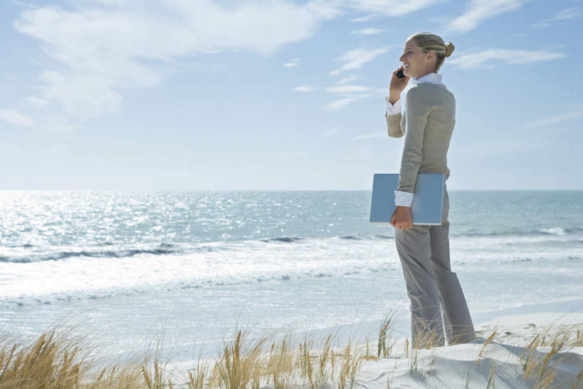 西方人,一个人,商务人士,商务女性,站,笑,打电话,微笑,露齿笑,横图,室外,白天,正面,旅游,度假,海浪,海洋,沙滩,植物,电话,手机,欧洲,欧洲人,仅一个年轻女性,仅一个女性,仅一个人,握,套装,枯萎,材料,档案,沙子,文件,海岸,浪花,水平线,云,云朵,辽阔,枯草,海平线,沙地,拿,云彩,拿着,娱乐,通讯设备,草,黄色,蓝色,白云,蓝天,天空,海水,资料,天,站着,享受,休闲,广阔,放松,握着,晴朗,一望无际,文档,商务装,海景,工薪阶层,无边无际,一马平川,交流,年轻女性,女人,女性,白种人,白领,上班族,大海,风浪,海,海水的波动,海滩,近岸浪,涌浪,晴空,沟通,通话,站立,彩图,全身,水天相接,水天一线