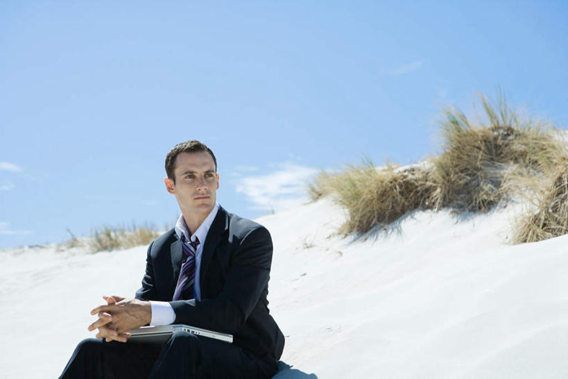 西方人,一个人,商务人士,商务男性,坐,横图,室外,白天,正面,衬衫,旅游,度假,沙滩,植物,欧洲,欧洲人,仅一个男性,仅一个人,套装,枯萎,沙子,海岸,云,云朵,枯草,沙地,云彩,娱乐,草,仅一个年轻男性,黄色,蓝色,白云,蓝天,天空,天,享受,休闲,放松,晴朗,商务装,工薪阶层,男人,男性,年轻男性,白种人,白领,上班族,海滩,晴空,坐着,半身,彩图,衬衣