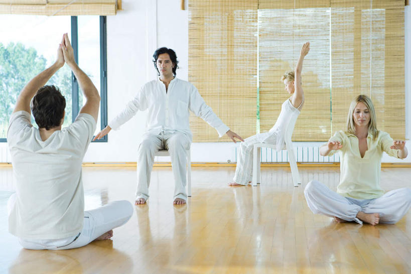 西方人,四个人,伙伴,坐,举,伸展双臂,盘腿,横图,室内,白天,正面,锻炼,瑜伽,友谊,运动,窗户,地板,椅子,欧洲,欧洲人,木椅,墙,竹帘,地面,祝福,休闲装,木地板,玻璃窗,墙壁,墙面,虔诚,祈祷,双手合十,托,休闲,休闲服,百叶帘,治疗,搭,养生,搭着,感谢,合十礼,合掌礼,合十,莲华合掌,感恩,心理治疗,团体治疗,瑜伽馆,莲花坐式,体育,友情,男人,男性,年轻男性,年轻女性,女人,女性,白种人,敞开双臂,举起,举手,举着,盘腿而坐,盘膝,盘着腿的,盘着腿坐,伸开双臂,双腿交叉,向上举,向上伸,向上托,展开双肩,张开手臂,张开双臂,坐着,彩图,全身,健身