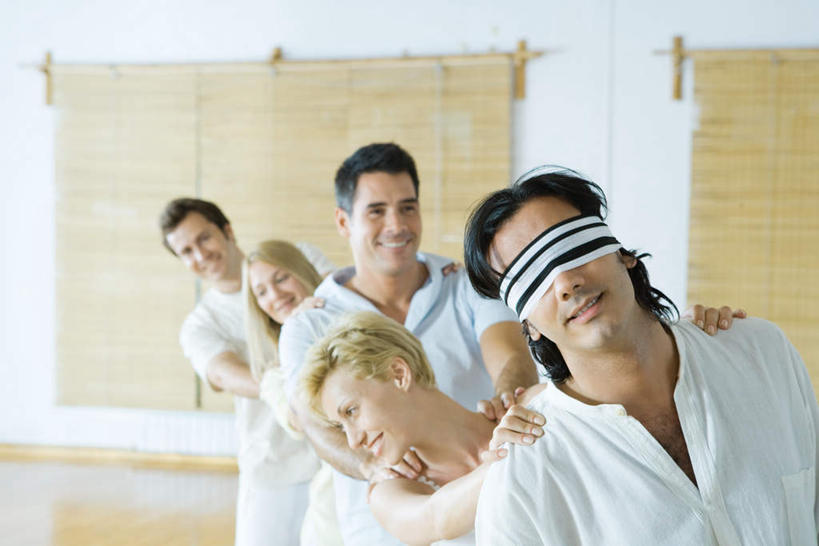 西方人,伙伴,站,笑,微笑,露齿笑,横图,室内,白天,正面,友谊,窗户,地板,欧洲,欧洲人,五个人,一排,许多,朦胧,模糊,墙,竹帘,地面,休闲装,木地板,玻璃窗,墙壁,墙面,排列,站着,休闲,休闲服,眼罩,百叶帘,治疗,搭,搭着,队列,心理治疗,团体治疗,瑜伽馆,友情,男人,男性,年轻男性,年轻女性,女人,女性,白种人,站立,半身,彩图