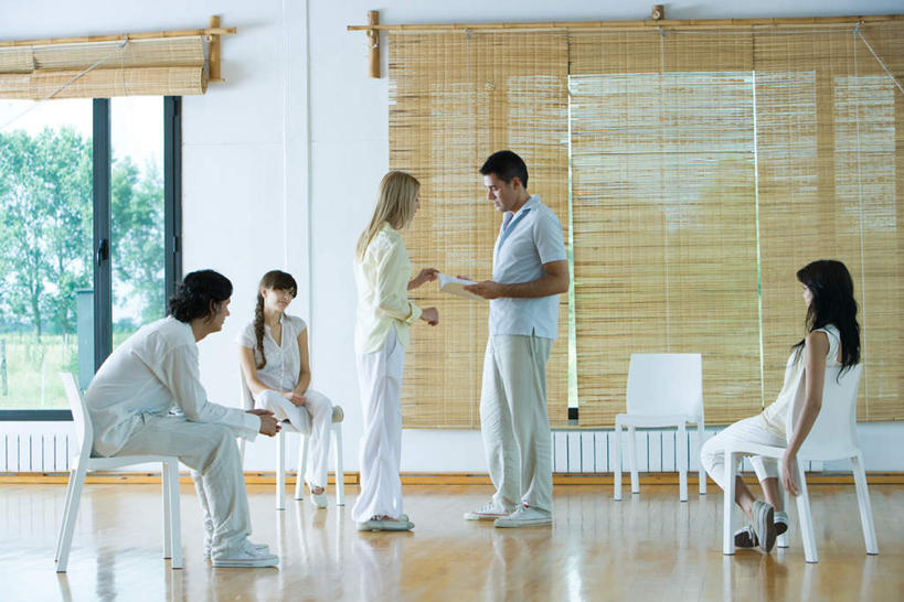 西方人,伙伴,站,坐,说,横图,室内,白天,侧面,友谊,草地,草坪,植物,窗户,地板,椅子,欧洲,欧洲人,五个人,许多,握,木椅,墙,竹帘,地面,拿,拿着,休闲装,木地板,玻璃窗,墙壁,墙面,草,树,树木,绿色,自然,站着,休闲,休闲服,百叶帘,治疗,握着,生长,成长,心理治疗,团体治疗,瑜伽馆,交流,友情,男人,男性,年轻男性,年轻女性,女人,女性,白种人,沟通,讲话,交谈,说话,谈话,站立,坐着,彩图,全身