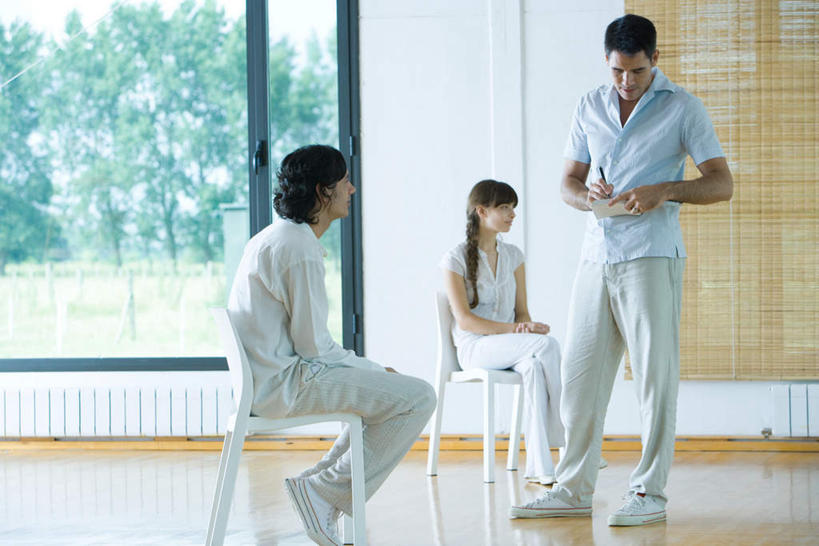 西方人,三个人,伙伴,站,坐,横图,室内,白天,侧面,友谊,草地,草坪,植物,窗户,地板,椅子,欧洲,欧洲人,握,写,笔,木椅,墙,竹帘,记事本,地面,拿,拿着,休闲装,木地板,玻璃窗,墙壁,墙面,草,树,树木,绿色,自然,本子,笔记本,站着,休闲,休闲服,百叶帘,治疗,握着,生长,成长,心理治疗,团体治疗,瑜伽馆,友情,男人,男性,年轻男性,年轻女性,女人,女性,白种人,站立,坐着,彩图,全身