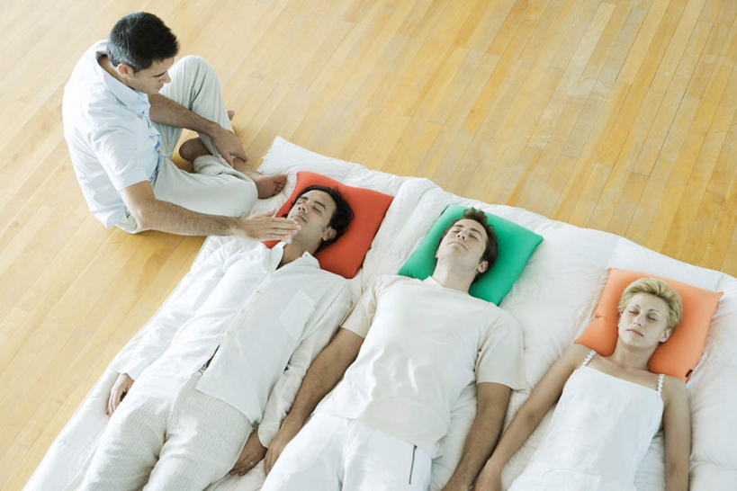 西方人,四个人,伙伴,躺,闭眼,摸,睡,盘腿,横图,俯视,室内,白天,友谊,窗户,床,地板,靠垫,欧洲,欧洲人,抚摸,墙,竹帘,床单,靠枕,地面,休闲装,木地板,玻璃窗,墙壁,墙面,垫子,枕头,休闲,休闲服,百叶帘,治疗,单人床,被单,心理治疗,团体治疗,瑜伽馆,卧着,友情,男人,男性,年轻男性,年轻女性,女人,女性,白种人,闭眼睛,闭着眼,闭着眼睛,触摸,接触,困,困觉,盘腿而坐,盘膝,盘着腿的,盘着腿坐,寝息,双腿交叉,睡觉,躺着,卧,半身,彩图,高角度拍摄