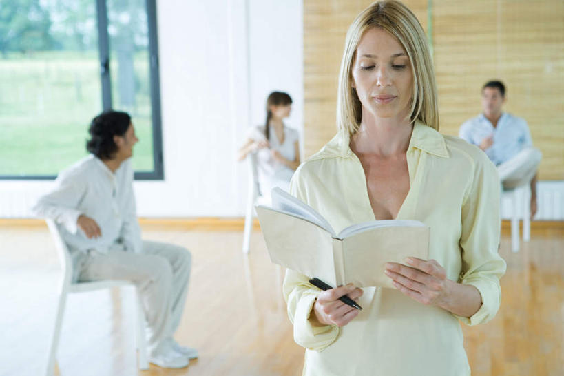 西方人,四个人,伙伴,站,坐,说,横图,室内,白天,正面,友谊,窗户,地板,书籍,椅子,欧洲,欧洲人,握,朦胧,模糊,笔,木椅,墙,竹帘,地面,拿,拿着,休闲装,木地板,玻璃窗,墙壁,墙面,站着,休闲,休闲服,百叶帘,治疗,握着,心理治疗,团体治疗,瑜伽馆,交流,友情,男人,男性,年轻男性,年轻女性,女人,女性,白种人,书,图书,沟通,讲话,交谈,说话,谈话,站立,坐着,半身,彩图