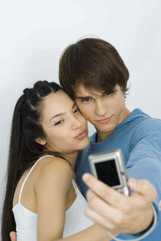 西方人,嘴,两个人,站,竖图,室内,特写,白天,白色背景,正面,爱情,相机,欧洲,欧洲人,敲打,握,服装,浪漫,拿,拿着,注视,休闲装,输入,拍照,衣服,数码相机,打字,嘟嘴,观察,看,站着,休闲,休闲服,撅嘴,恩爱,握着,恋人,摄影,服饰,影棚,观看,点击,敲击,察看,关注,按键,男人,男性,年轻男性,年轻女性,女人,女性,白种人,嘴巴,嘴唇,情侣,照相机,站立,半身,彩图,影棚拍摄,拍摄,照相,伴侣