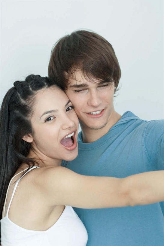 西方人,两个人,站,笑,微笑,露齿笑,竖图,室内,特写,白天,白色背景,正面,爱情,兴奋,欧洲,欧洲人,服装,浪漫,注视,休闲装,衣服,观察,看,站着,张嘴,休闲,休闲服,恩爱,恋人,摄影,服饰,影棚,观看,察看,关注,张大嘴巴,男人,男性,年轻男性,年轻女性,女人,女性,白种人,情侣,张开嘴,站立,半身,彩图,影棚拍摄,高兴,拍摄,伴侣