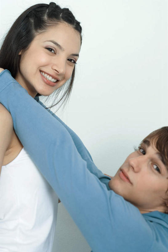 西方人,两个人,站,抱,笑,微笑,露齿笑,竖图,室内,特写,白天,白色背景,正面,爱情,欧洲,欧洲人,服装,浪漫,注视,休闲装,衣服,观察,看,站着,休闲,休闲服,恩爱,恋人,摄影,服饰,影棚,抱着,观看,察看,搂着,关注,男人,男性,年轻男性,年轻女性,女人,女性,白种人,情侣,怀抱,搂,搂抱,相抱,拥抱,站立,半身,彩图,影棚拍摄,拍摄,伴侣