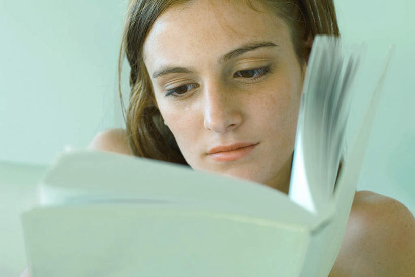 西方人,一个人,横图,室内,特写,白天,白色背景,仰视,看书,阅读,书籍,欧洲,欧洲人,仅一个年轻女性,仅一个女性,仅一个人,握,学习,拿,拿着,书本,看,读书,浏览,握着,摄影,影棚,年轻女性,女人,女性,白种人,书,图书,半身,彩图,低角度拍摄,影棚拍摄,拍摄