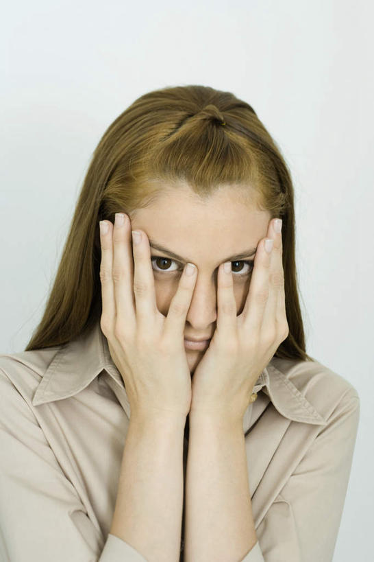 西方人,脸,头,脸颊,头发,一个人,竖图,室内,特写,白天,白色背景,正面,欧洲,欧洲人,仅一个年轻女性,仅一个女性,仅一个人,服装,注视,休闲装,衣服,观察,看,休闲,休闲服,金色,遮,摄影,服饰,影棚,观看,察看,遮挡,关注,遮盖,遮蔽,年轻女性,女人,女性,白种人,头部,脸部,脸蛋,面部,半身,彩图,影棚拍摄,拍摄